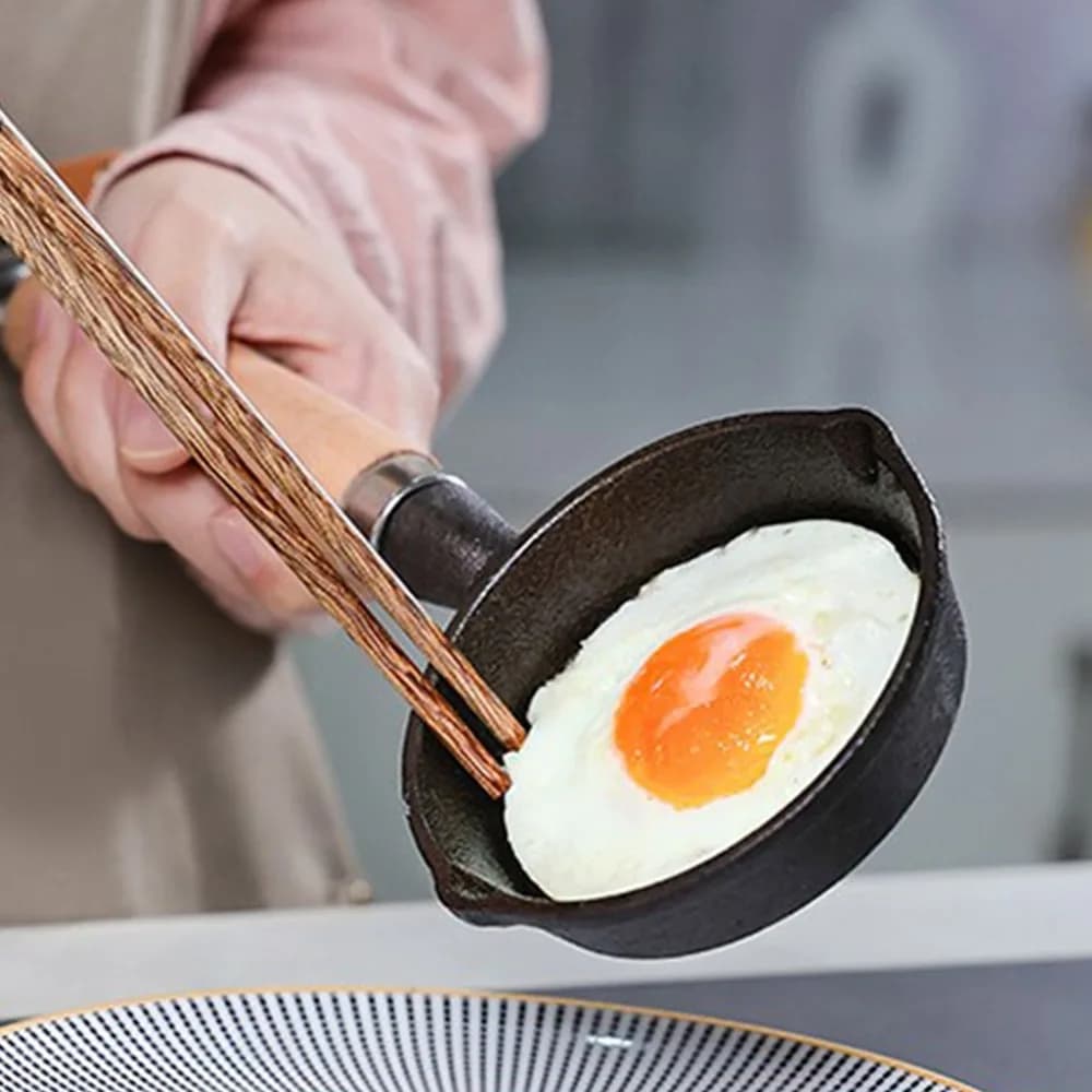 Utensili da Cucina: Padella in Ghisa Antiaderente Mini per Uova con Manico in Legno, Padella Durevole per Omelette, Ideale per Dormitorio