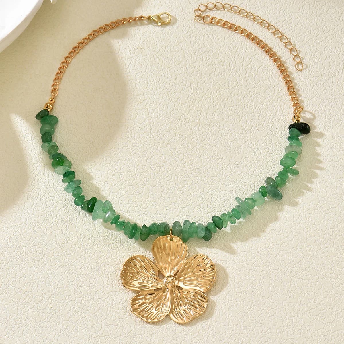 Round neck necklace with flower-shaped pendant with irregular green beads – Golden Boho Jewelry for woman, spring, summer, beach
