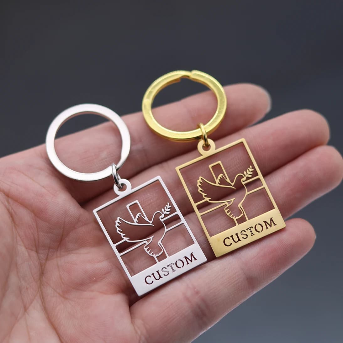 QIAMNI Portachiavi con croce di uccelli e colomba della pace Portachiavi con nome personalizzato personalizzato Portachiavi con targhetta con testo inciso al laser in acciaio inossidabile