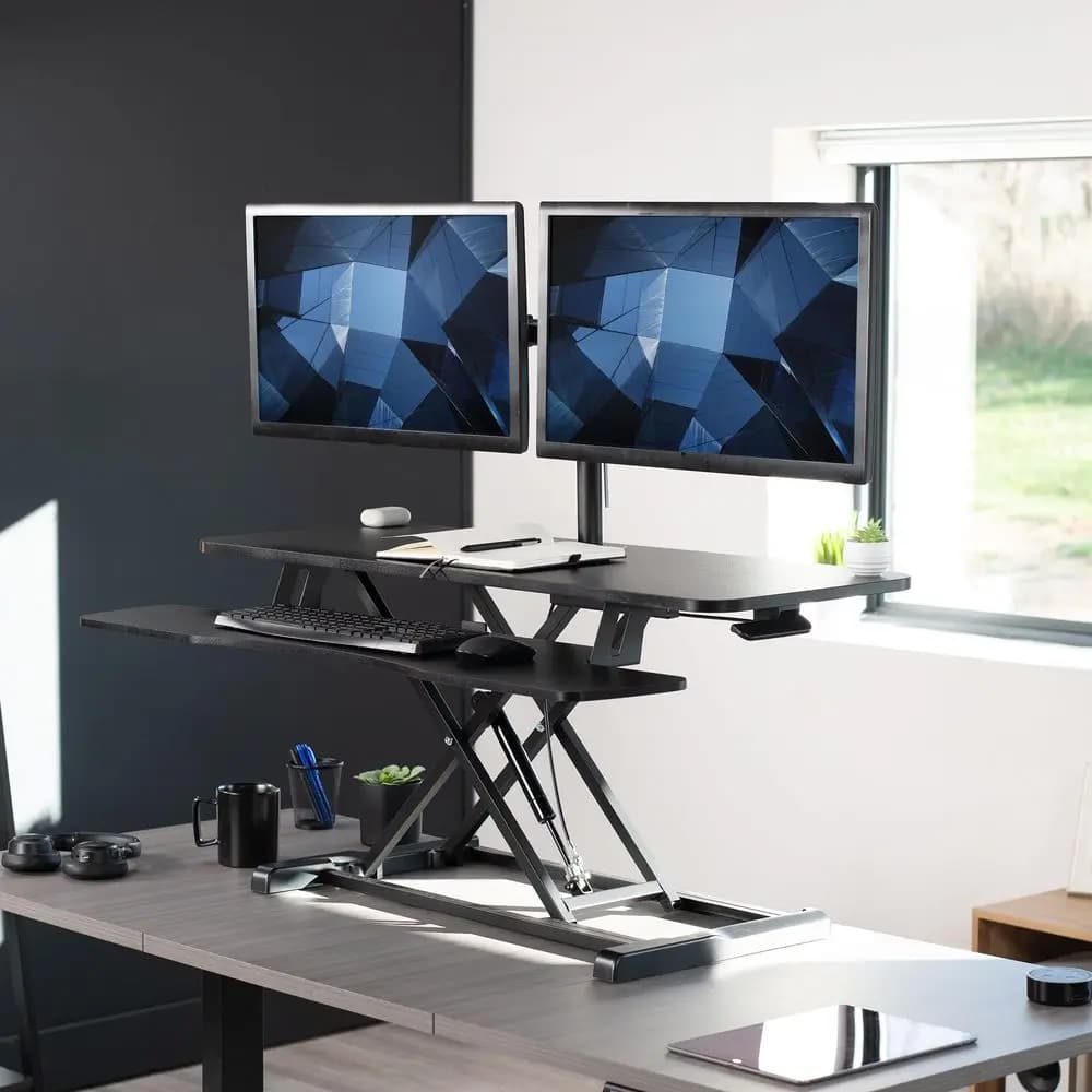 Convertitore per scrivania regolabile in altezza da 42 pollici con supporto doppio per monitor da 13 a 30 pollici, supporto per monitor sit-stand e rialzo per scrivania