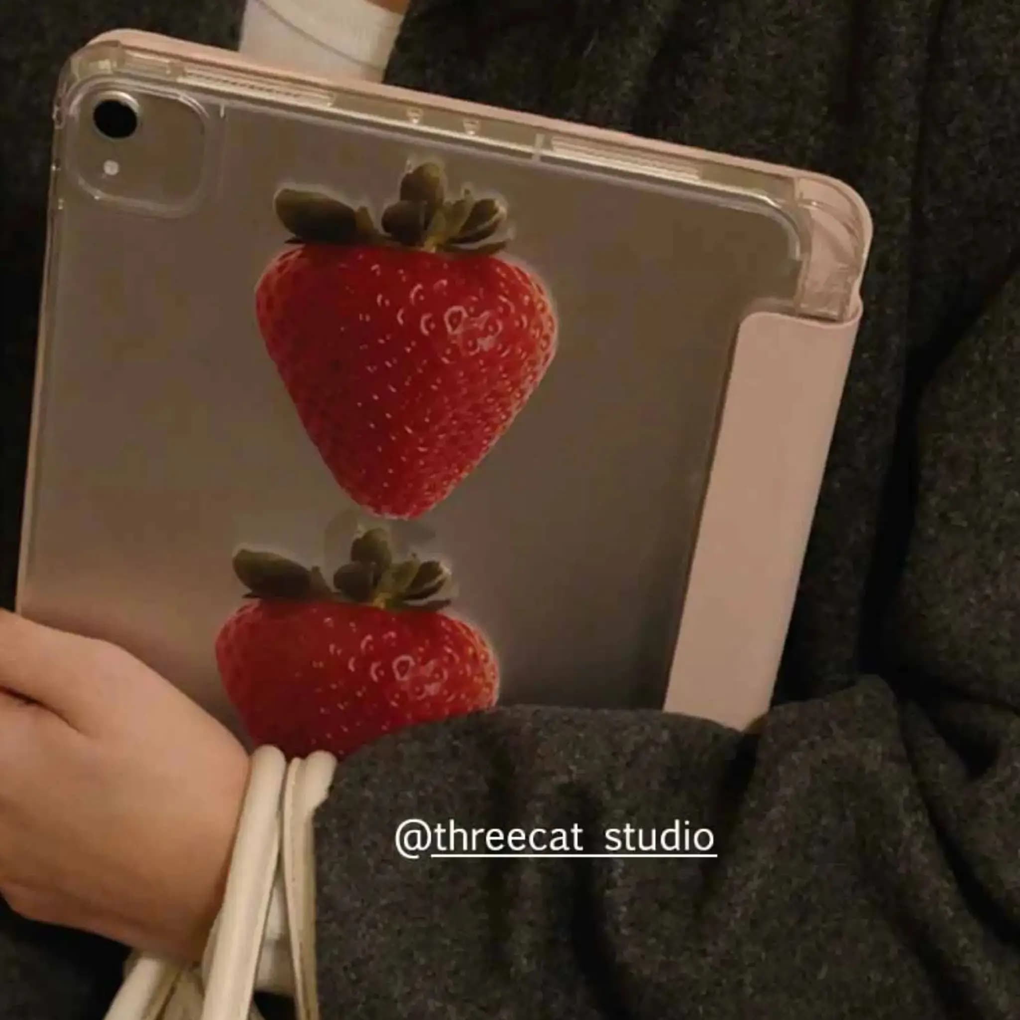 Custodia per iPad con design a fragola rossa coreana, simpatica per ragazza, compatibile con iPad 11 Air 7 6 5 4 10 Pro 2025 8 9 Y+3, cover pieghevole con slot per matita