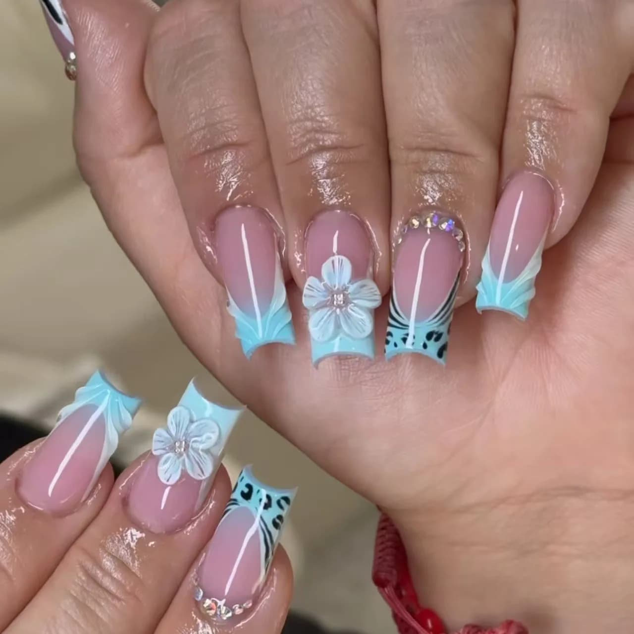 Unghie finte di media lunghezza per donne e ragazze, con fiori 3D in rilievo, colori arancione e blu, per la primavera estate, stile francese, unghie finte press-on.