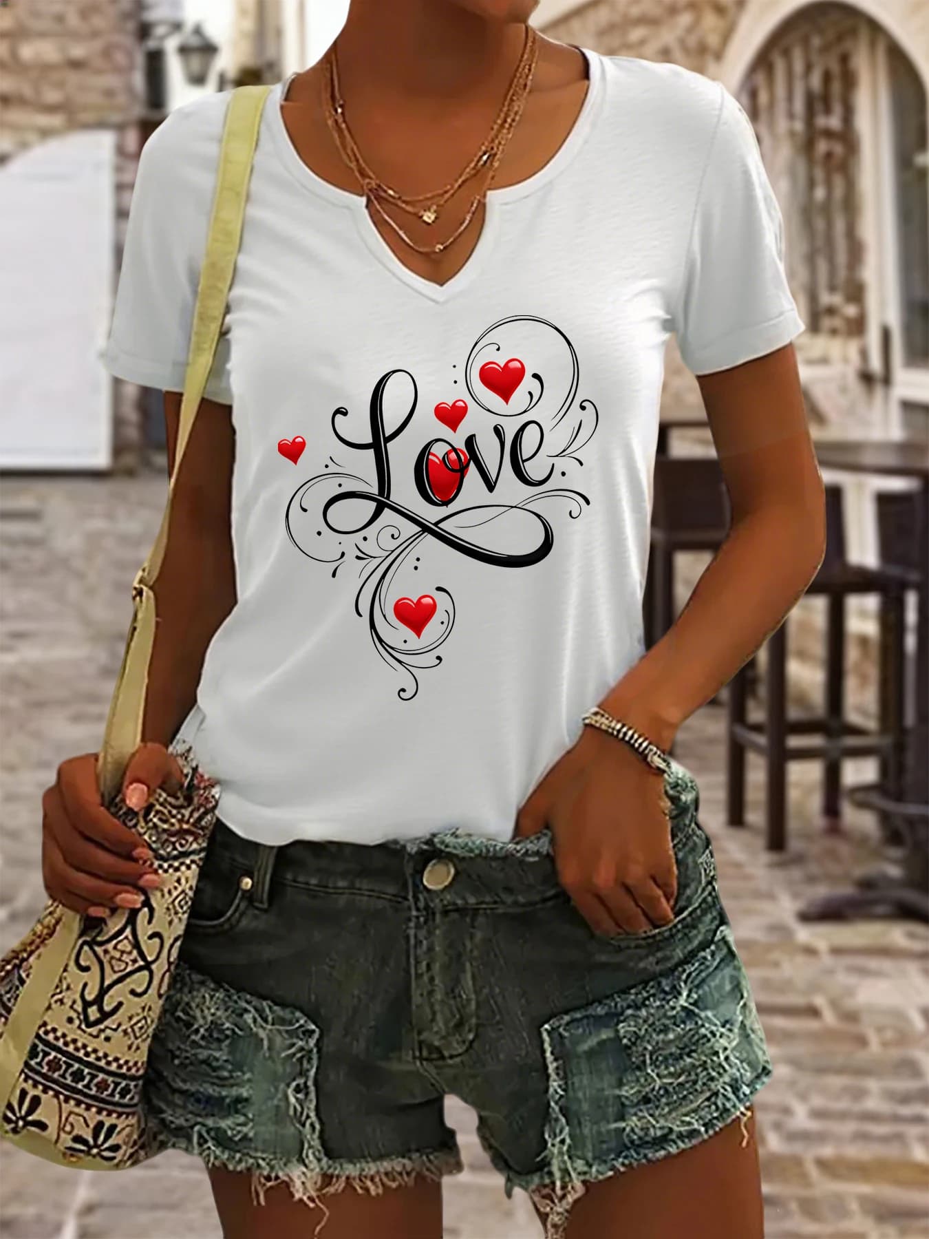T-shirt estiva da donna a maniche corte con scollo a V, stampa con caratteri corsivi e cuori, top casual alla moda romantico per San Valentino