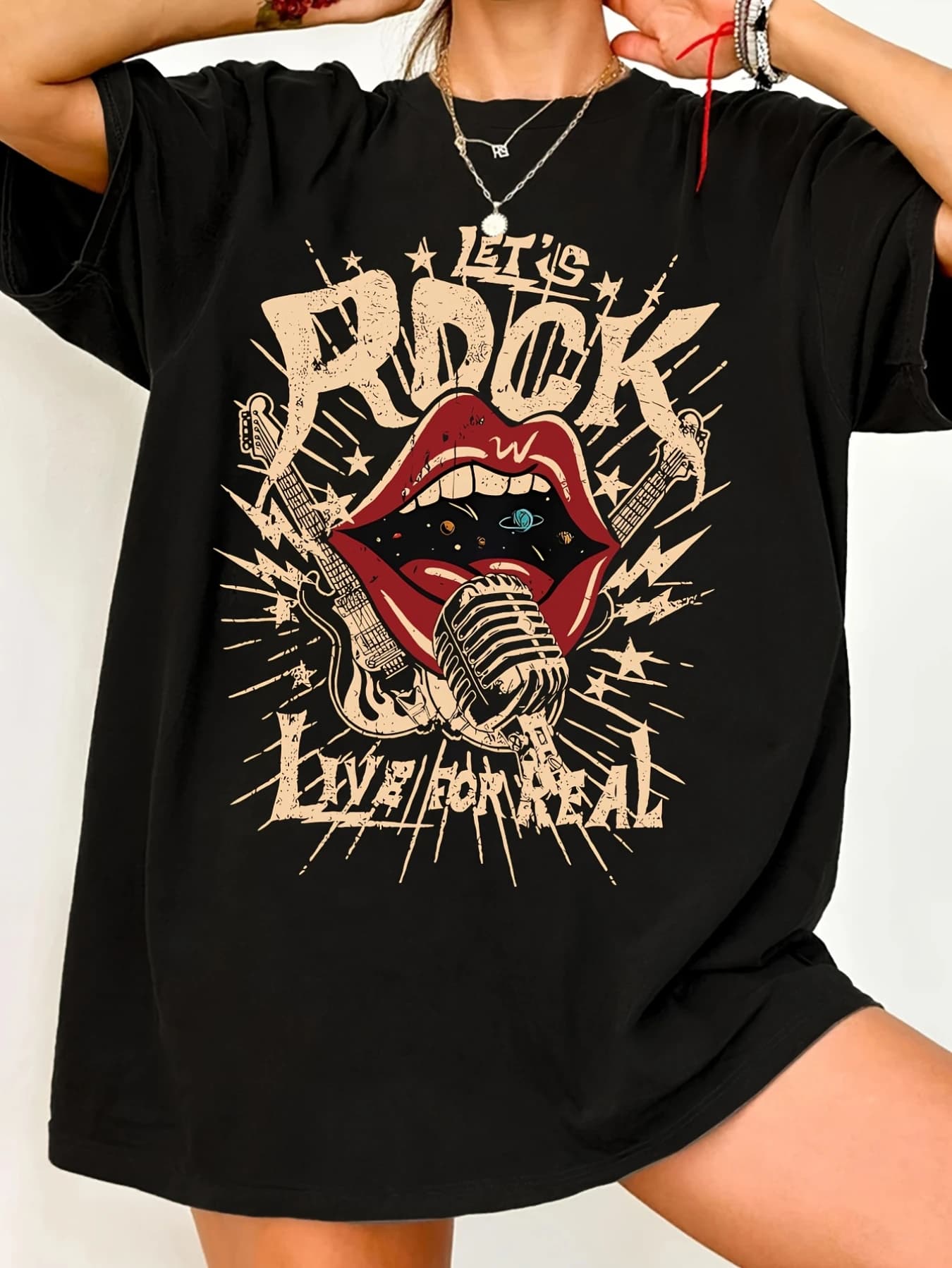 T-shirt grafica rock taglie forti da donna - Design "Let's Live for Real", maglietta estiva casual nera con labbra rosse e microfono