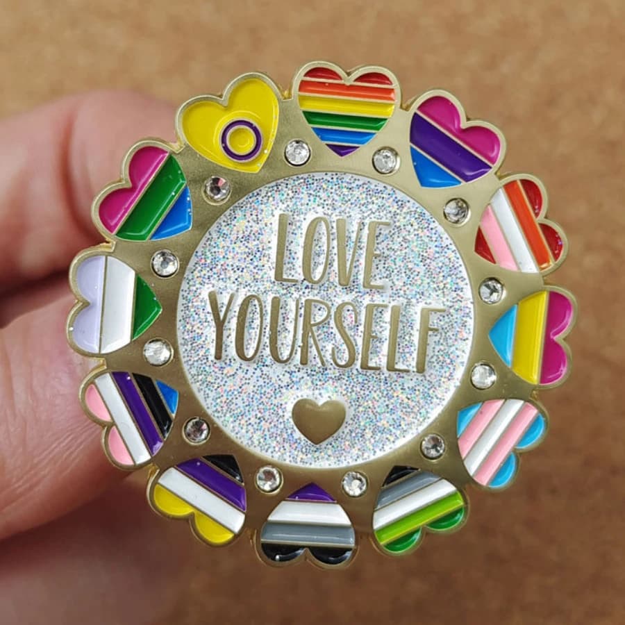 1PC Love Yourself Pride Shinny spilla con lettera inglese
