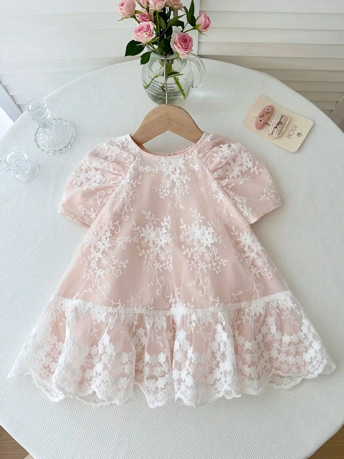 Elegante abito a trapezio da donna con maniche a sbuffo in pizzo ricamato floreale