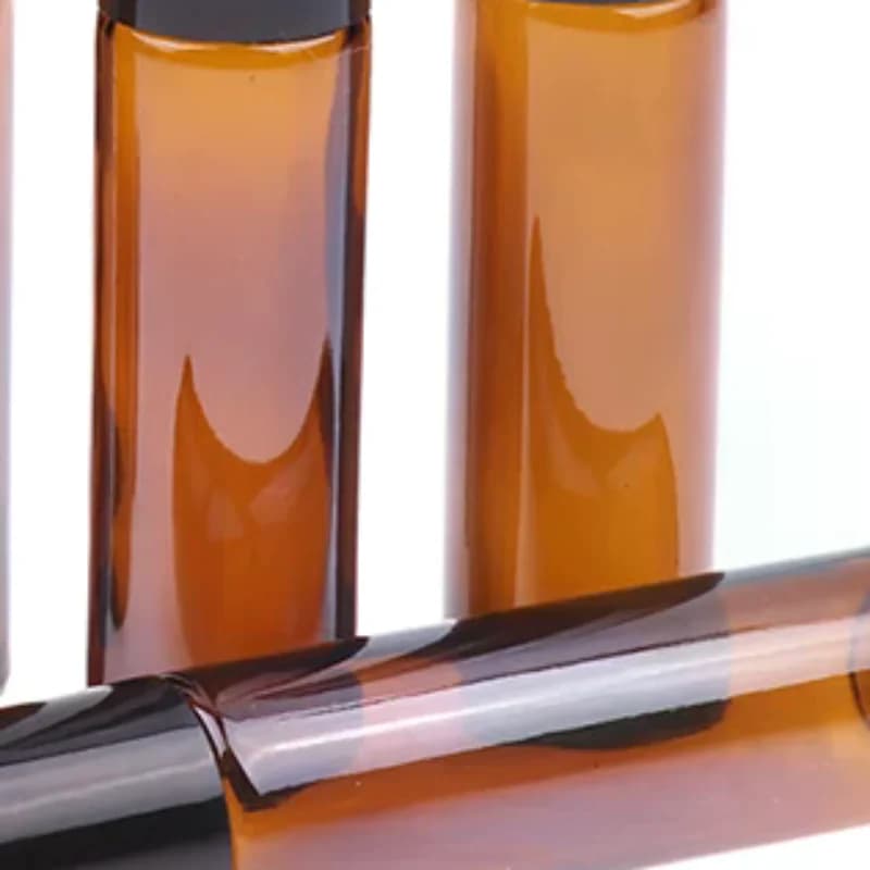 Flaconi di olio essenziale per test campione in bottiglia di vetro sottile ambrato da 10 ml con sfera di vetro in metallo a rullo