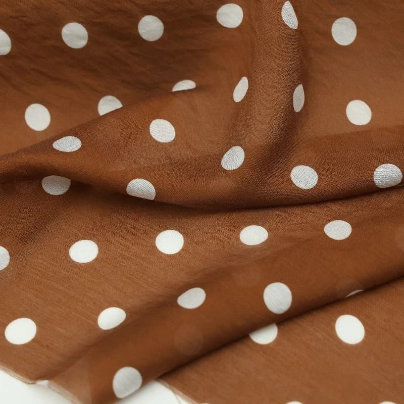 Tessuto in Lyocell e Poliestere Stampato a Pois Marrone Caramello, Sottile e Leggermente Trasparente, per Camicie e Gonne Hanfu
