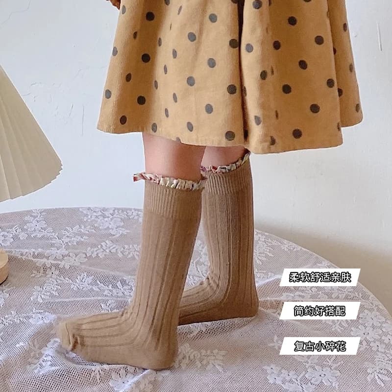 Simple Mid Calf Socks For Lovely Sweet Girls Decorated With Small Floral Fringe Suitable For All Seasons Comfort Stretch Legwear