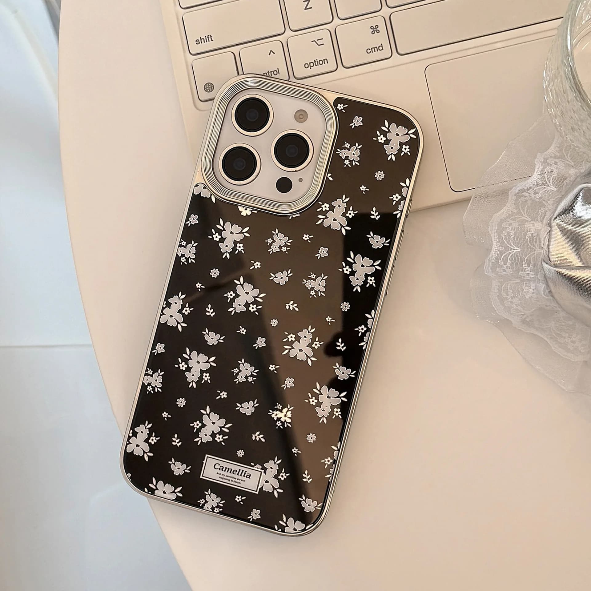 Custodia Protettiva Rigida Antiurto Coreana con Fiori a Schermo Intero e Bordo Argentato per iPhone 17 Air 16 15 14 13 12 11 Pro Max