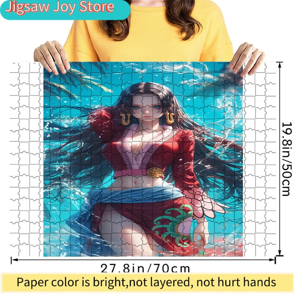 Puzzle di Carta Artistica One Piece Boa Hancock con Capelli Lunghi Neri, Abito Rosso e Fascia Blu, Scena Acquatica, Decorazione Personaggio Imperatrice Pirata