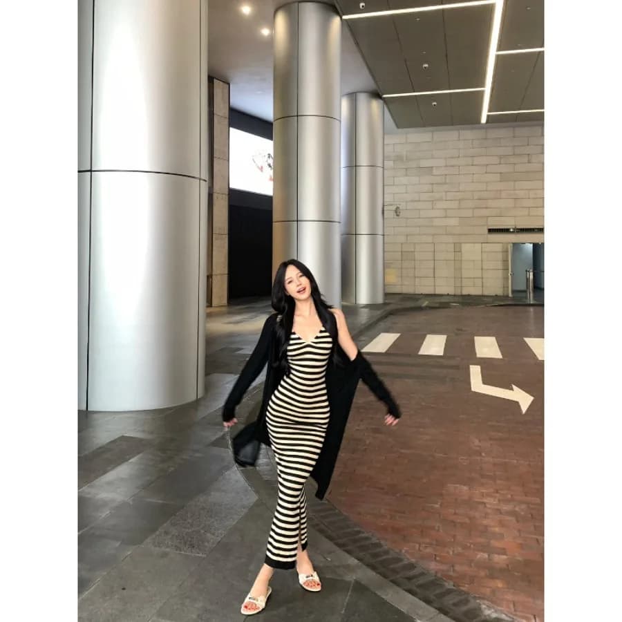 【New style】Pure temperament V-neck stripe knitted suspender dress waist to show slimming bag hip skirt