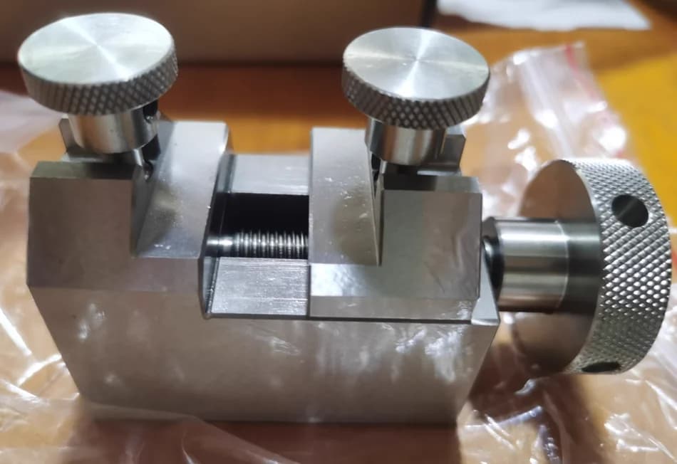 Strumento professionale per la rimozione del cinturino dell'orologio. Bracciale con cinturino in acciaio. Smontare e installare il kit di riparazione dell'orologio in metallo per Rolex