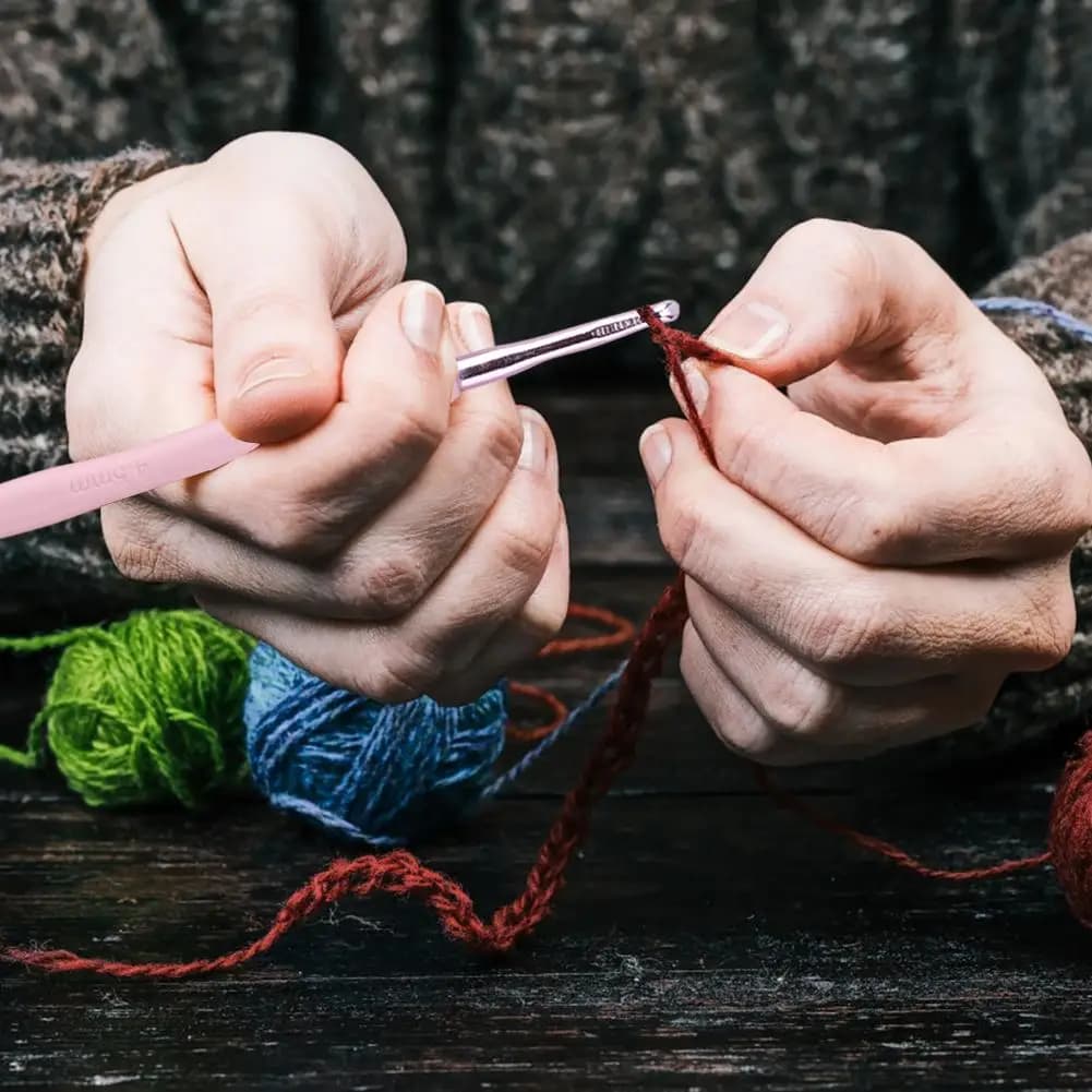 Set di 8 Accessori per Lavoro a Maglia e Uncinetto con Impugnature Ergonomiche in Gomma Morbida, Uncinetti Assortiti da 2,5mm a 6mm per Principianti e Lavori Fai-da-Te