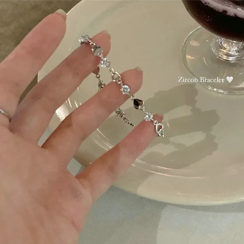 Nuovo Braccialetto Coreano alla Moda 2026 con Zirconi a Cuore, Bracciale a Catena a Farfalla Y2K Scavato per Donne e Ragazze, Gioielli da Festa, Regali