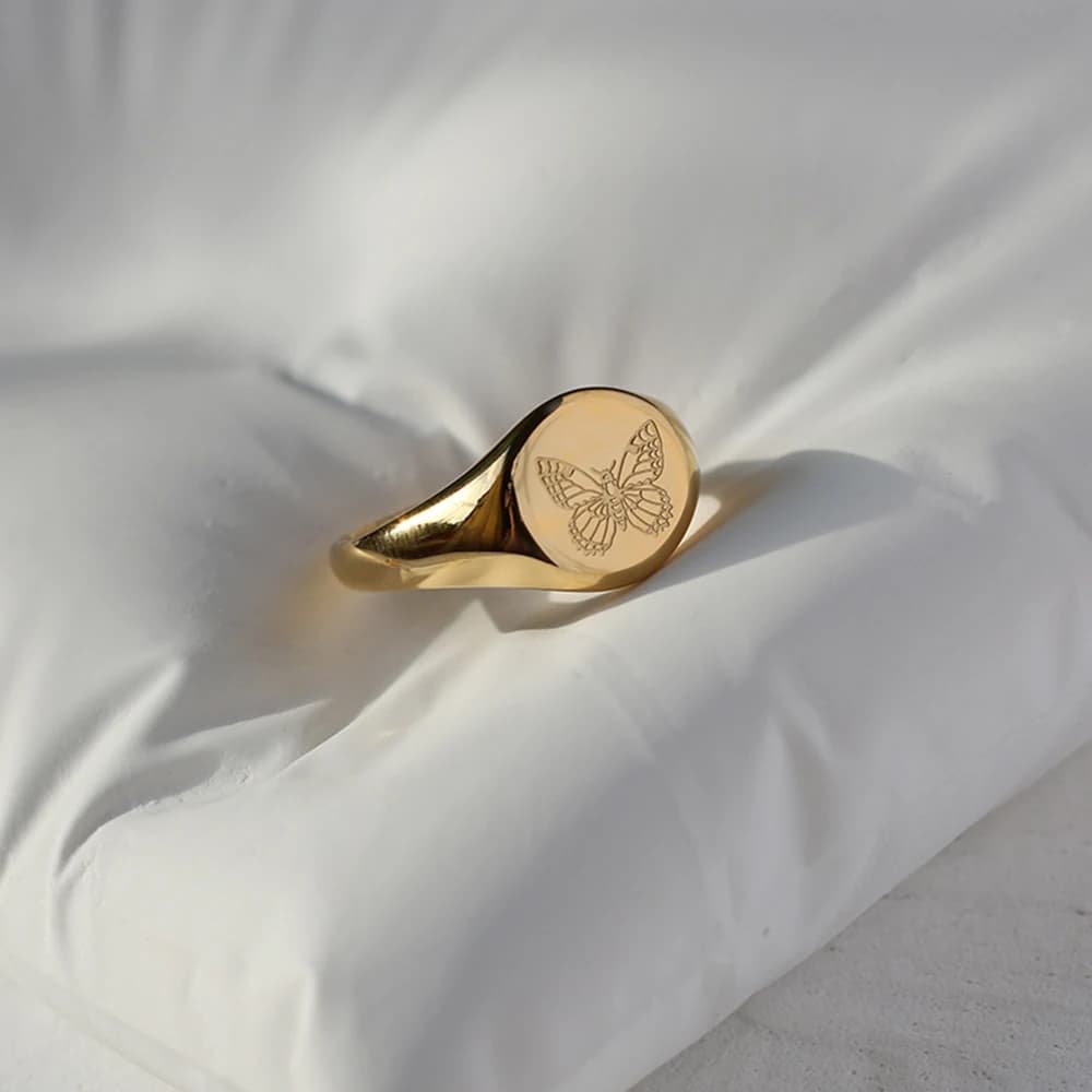 Ring with minimalist seal with peony and butterfly flower, women's jewelry, light luxury fashion ring in 18K gold plated titanium steel