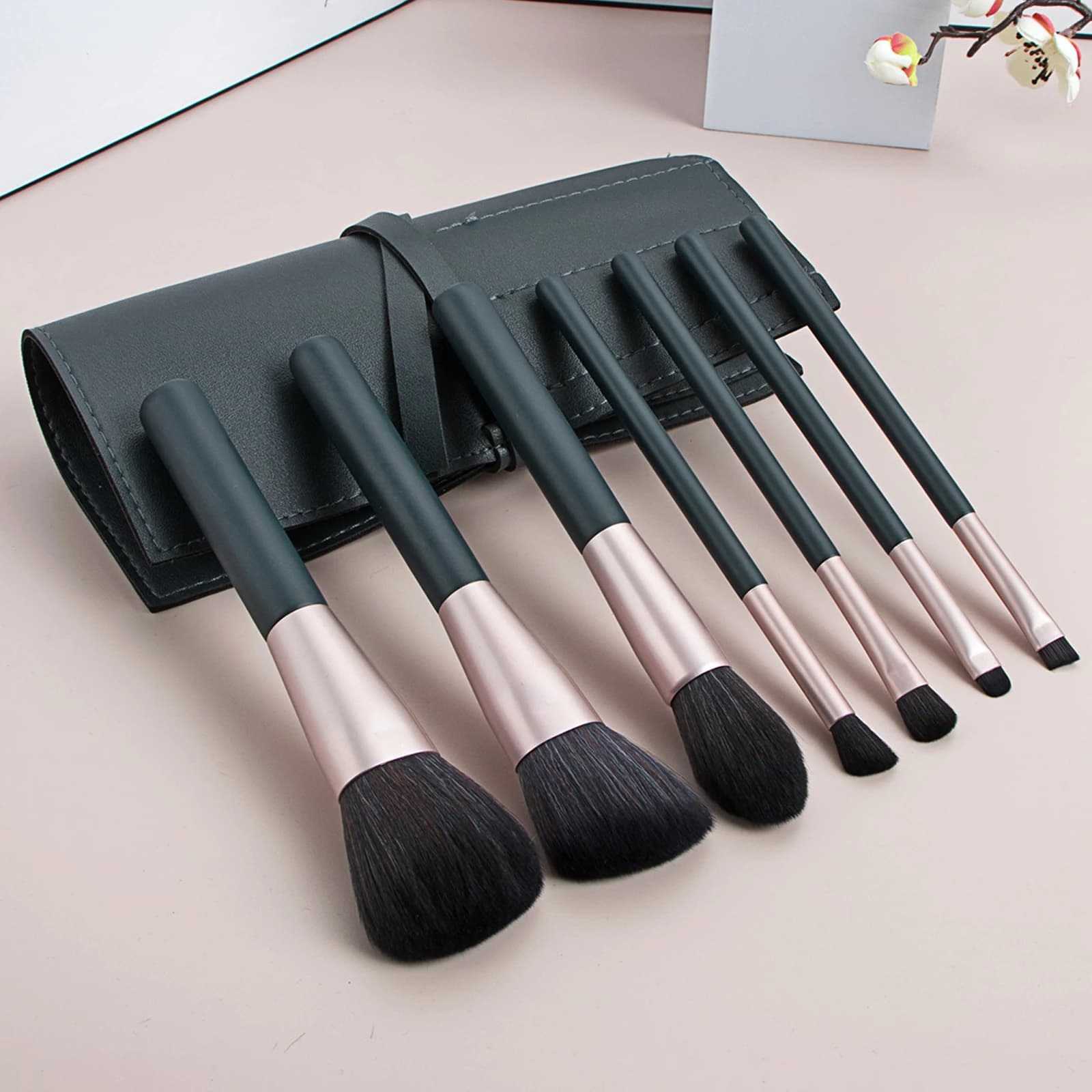 7Pcs Dark Green Makeup Brush Set With Leather Storage Bag Soft Bristles For Foundation Blush Eyeshadow Travel Cosmetic Tools