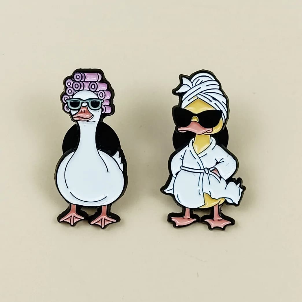 Spilla in metallo a forma di anatra gialla, simpatica e carina, stile cartone animato, accessorio da donna, ideale per cappotti o abiti.