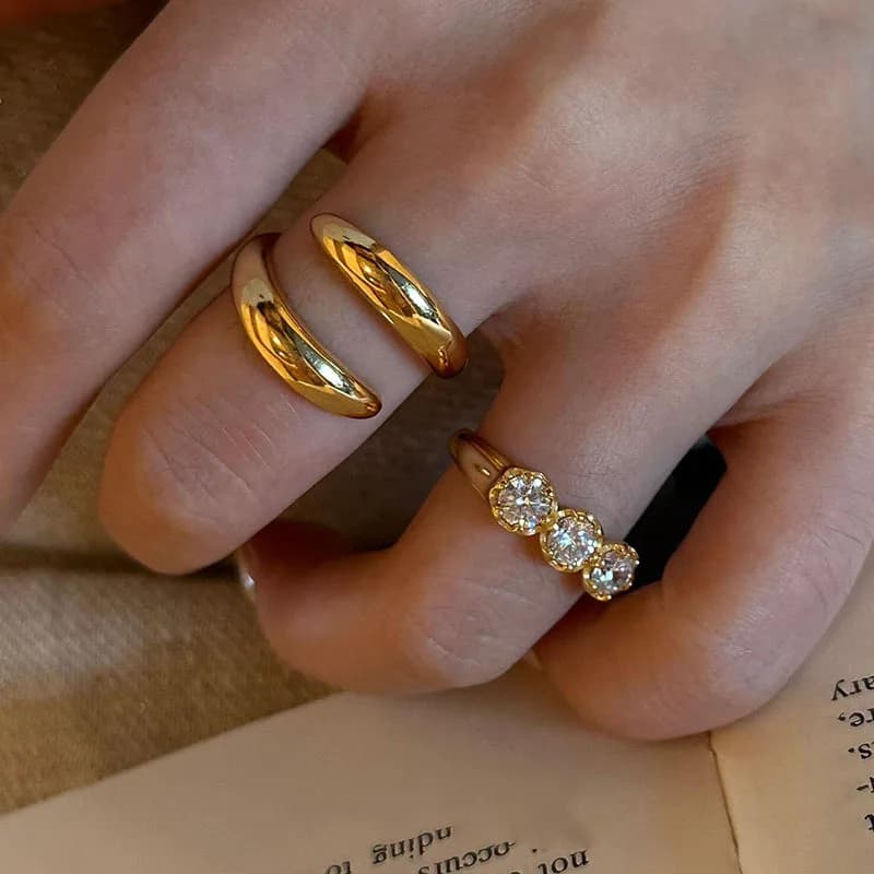 Anello geometrico lucido di tendenza, di lusso leggero, con intarsio semplice di tre diamanti rotondi, anelli da donna in stile a strati, gioielli da banchetto.