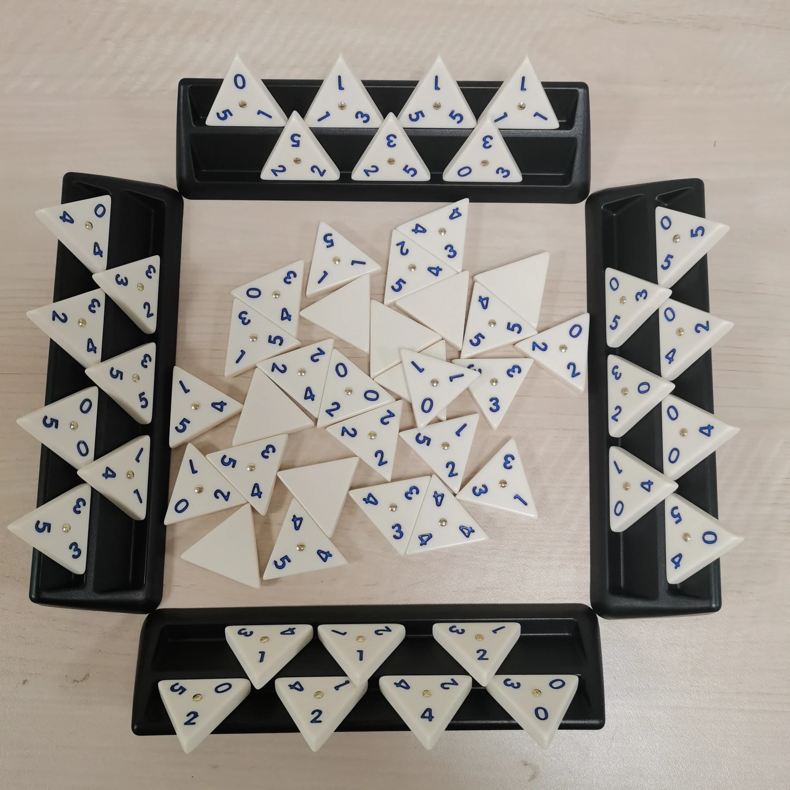 Il grande set di giochi domino triangolari da 56 pezzi include 4 supporti di carte numeri domino e giochi giocattolo educativi casual Gioco da tavolo