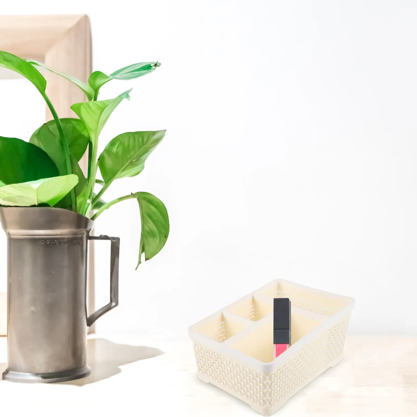 Organizer in Plastica a 4 Scomparti per Trucchi, Cosmetici, Lucidalabbra e Profumi – Ideale per Comodino, Scrivania e Tavolino