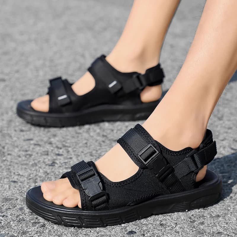 Un paio di sandali resistenti all'usura da uomo, scarpe da spiaggia casual antiscivolo sportive per abbigliamento esterno, guida, scarpe da uomo casual e versatili