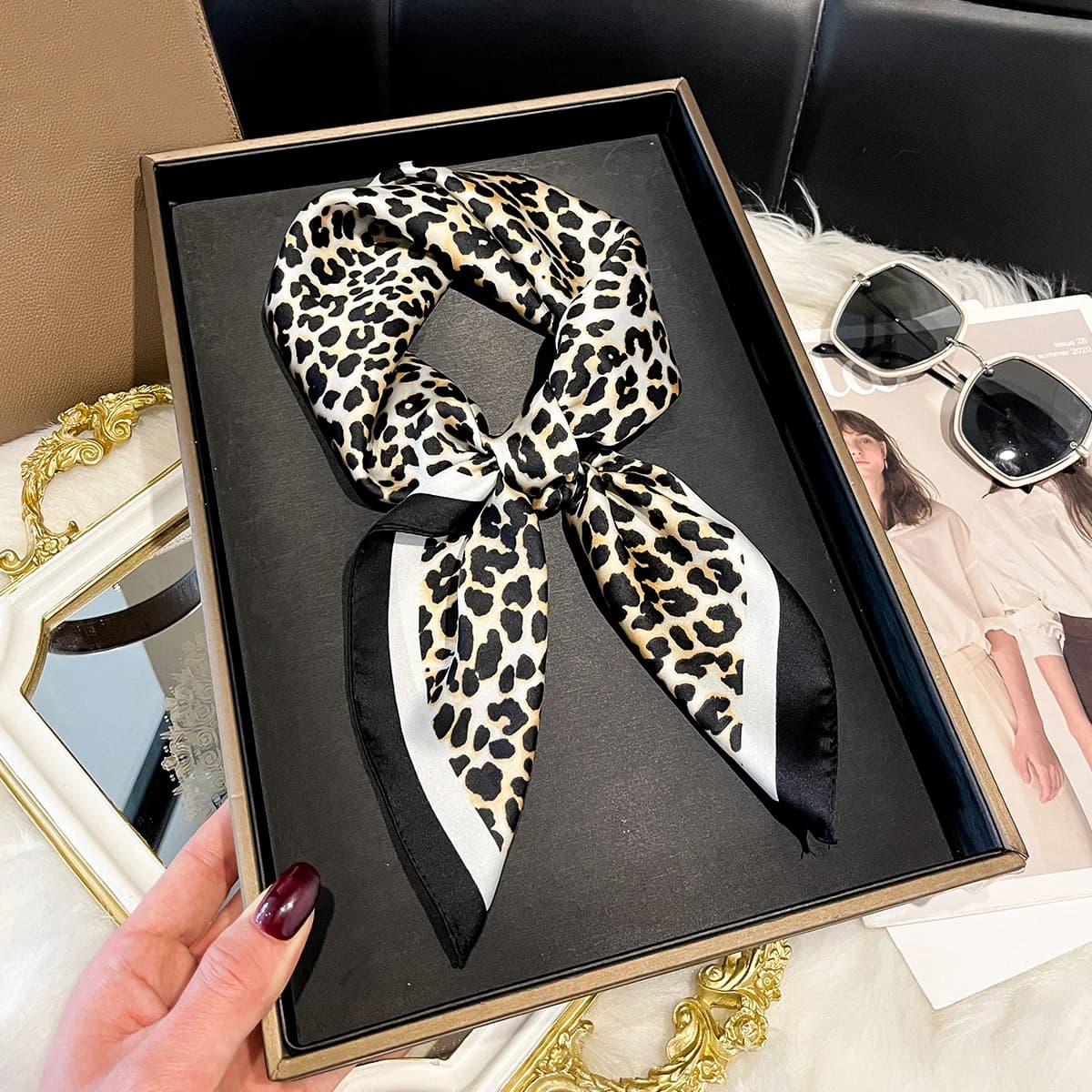 Nuova Sciarpa da Donna alla Moda 70x70cm in Seta con Stampa Leopardata, Foulard Quadrato Decorativo, Fascia per Capelli, Bandana di Lusso 2026