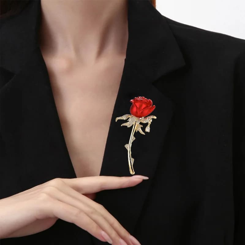 Spilla a forma di rosa rossa Distintivo universale in metallo per piante Spilla per corpetto Spilla per accessori per sciarpe versatili alla moda