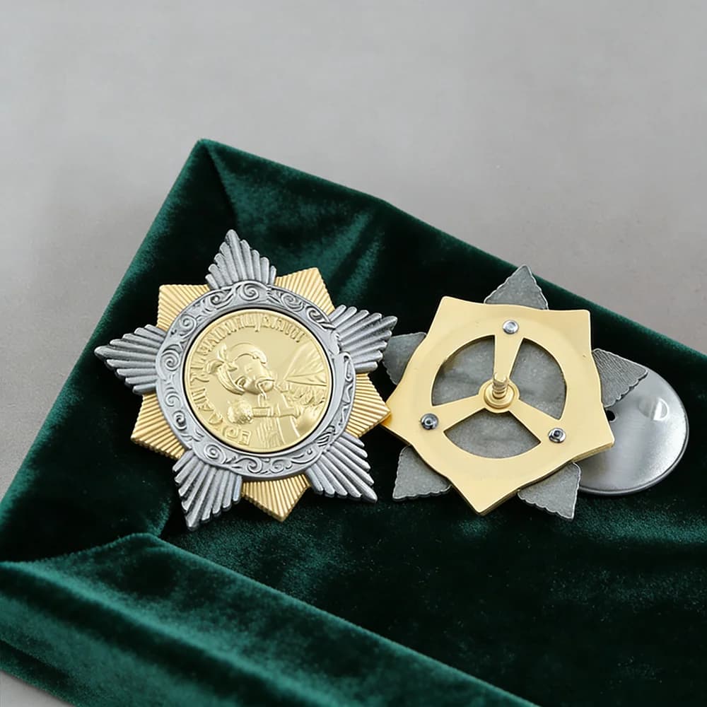 Soviet First Class Bogdan Khmelnitsky Medal Vintage Soviet Metal Badge Historical Collectible Men's Jacket And Shirt Accessories