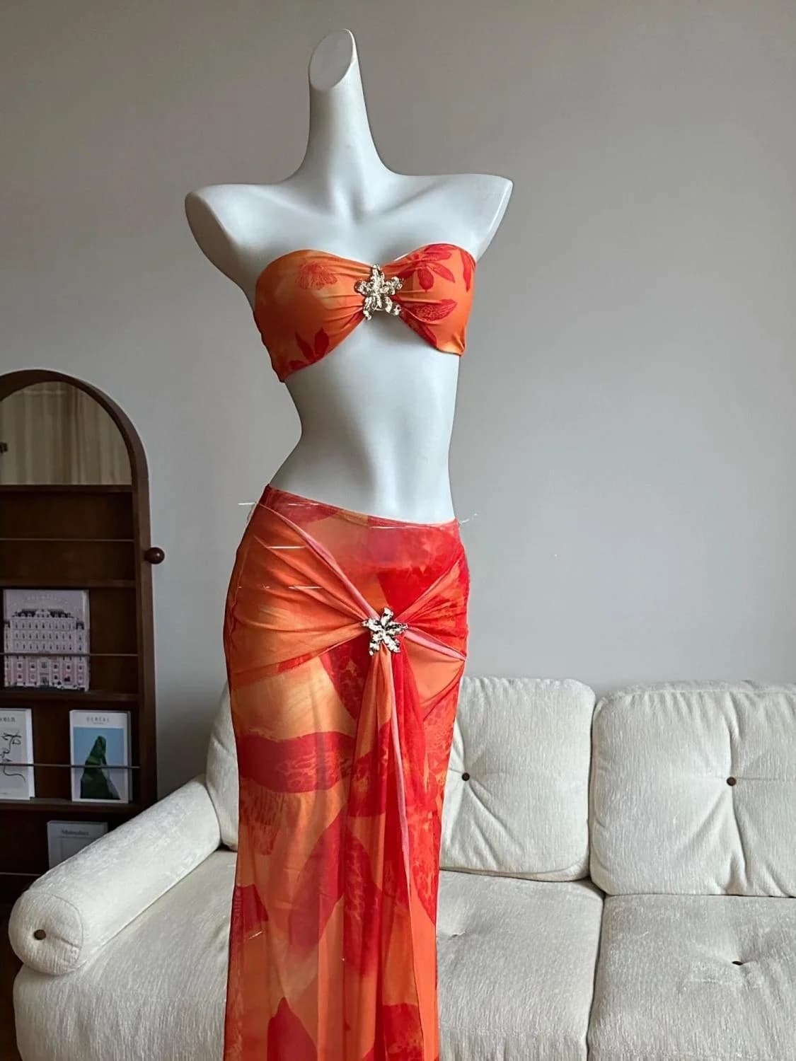 Sexy set bikini arancione con stampa floreale, top a fascia e gonna lunga, ideale per le sorgenti termali.