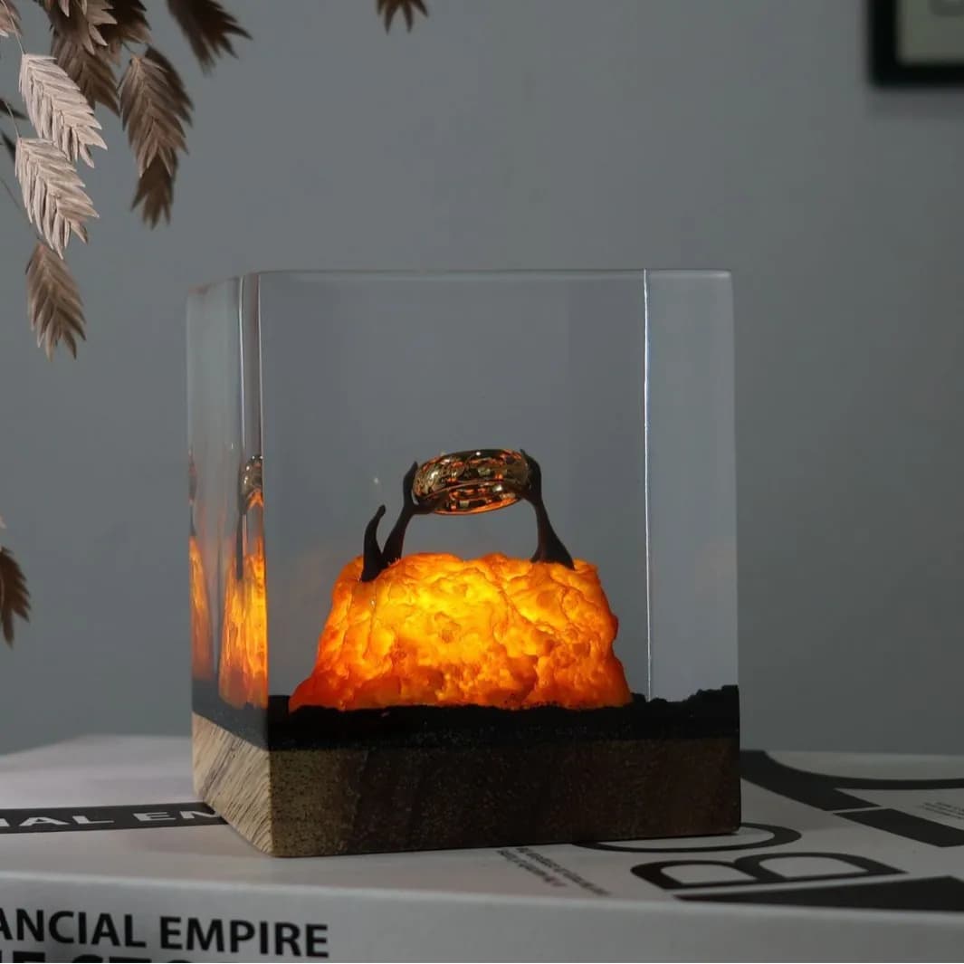 Demone Realm Organismo Lampada da tavolo in resina Arte creativa Lampada decorativa scossa Anello magico Tema Luce notturna Carica USB