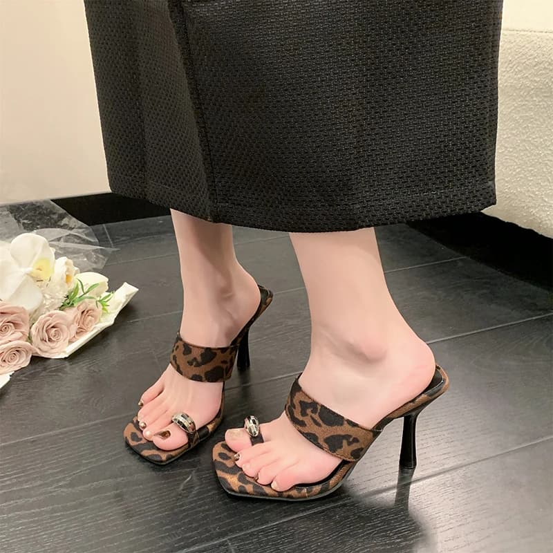 Sexy slim heel sandals for summer 2024, leopard print one-piece high-heeled sandals