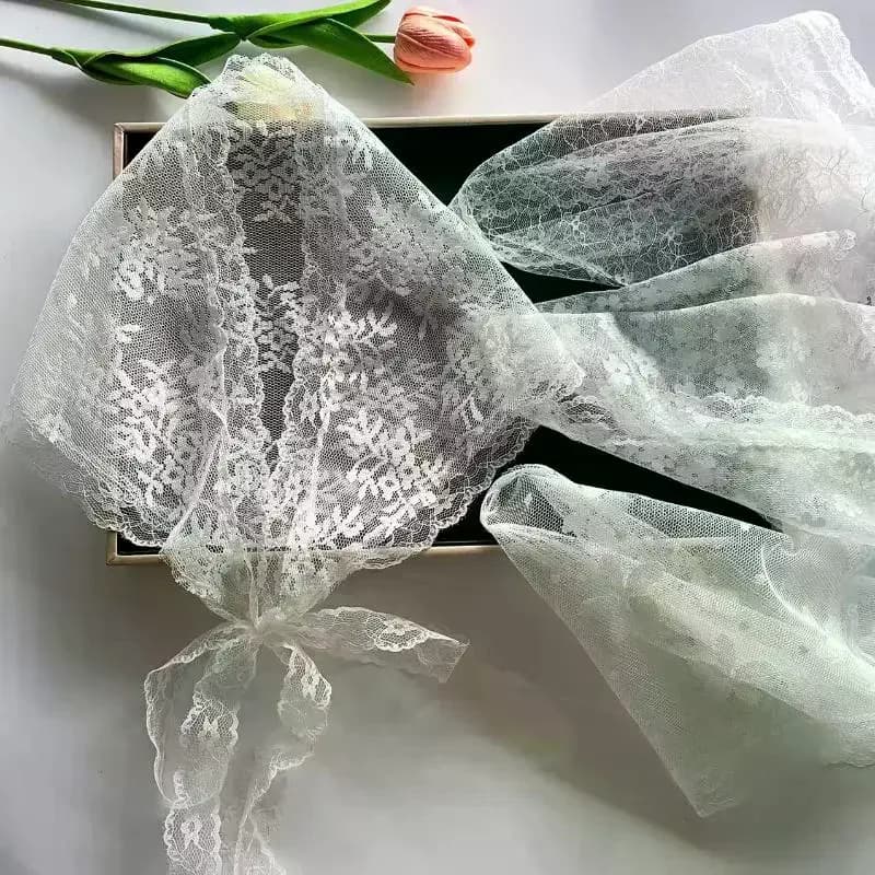 Elegante Sciarpa per Capelli in Pizzo Bianco con Fiori, Stile Artistico, Multifunzionale, Accessorio per Viaggi e Foto