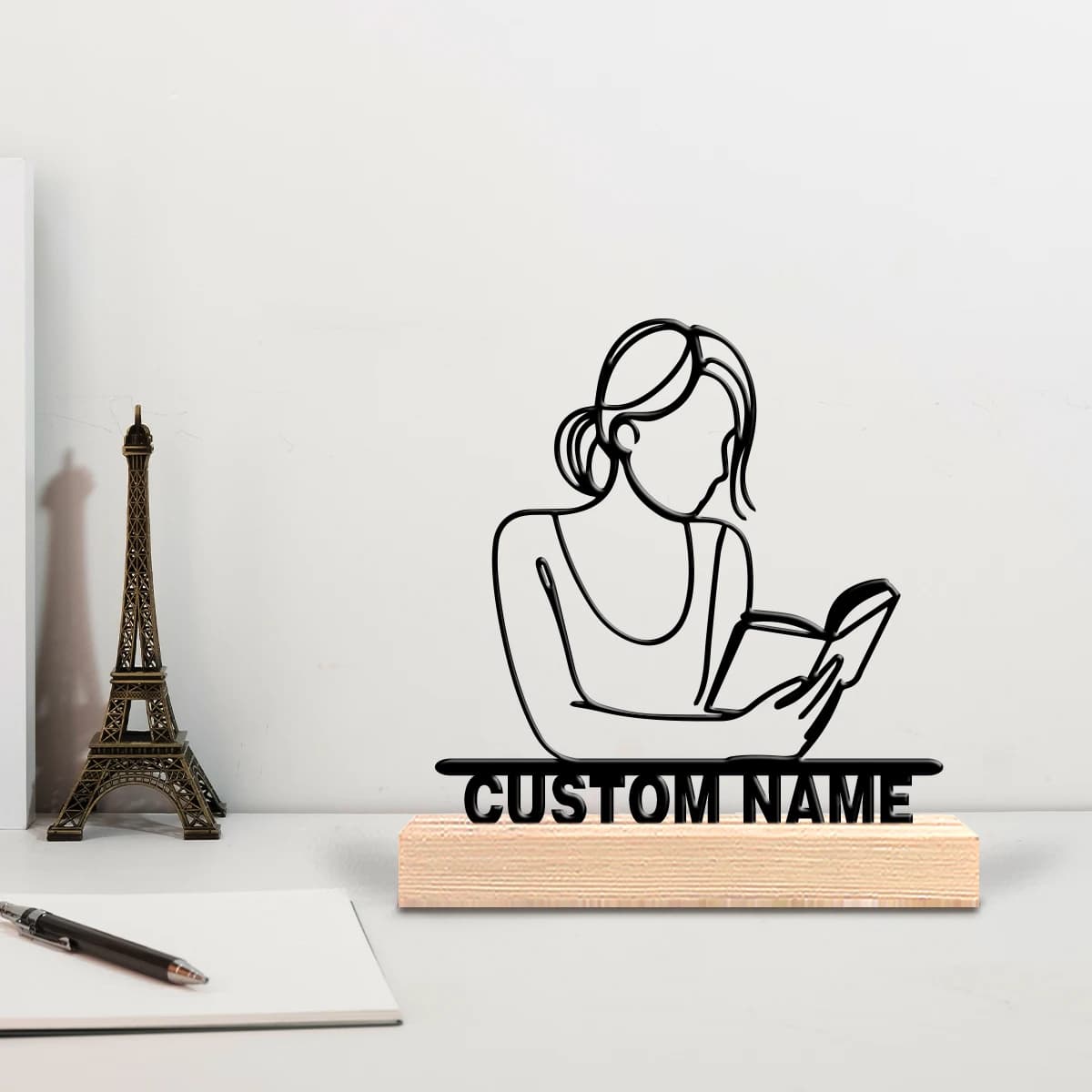 Personalizzazione creativa e astratta. Una donna che si dedica all'arte del metallo. Decorazione su base in legno. Adatto per uffici, camere da letto, soggiorni.