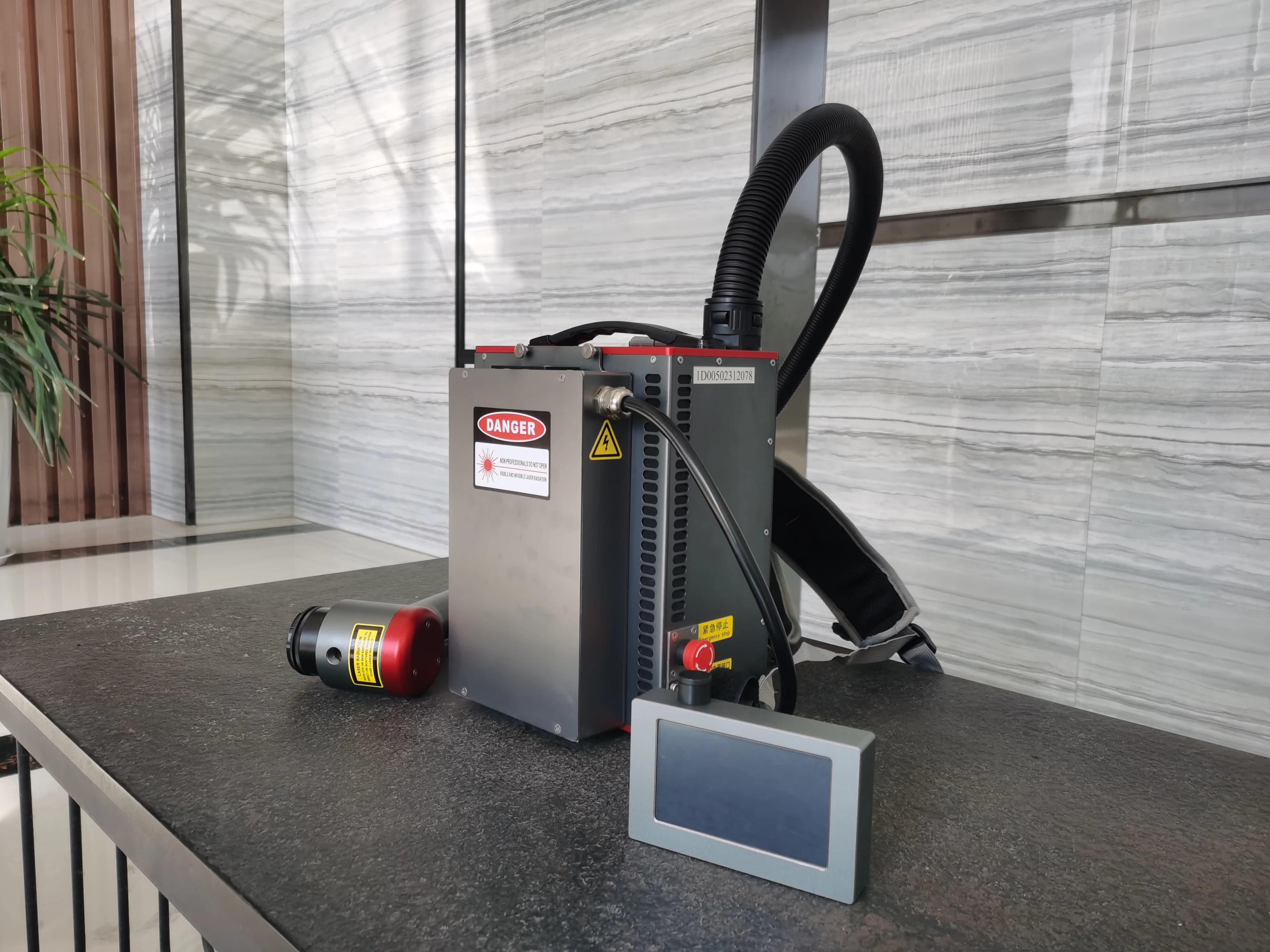 BK-FLC50SC Pulitore Laser Monomodale da 50W, Leggero e Facile da Usare, Strumento per Rimozione Vernice da Lastre d'Acciaio