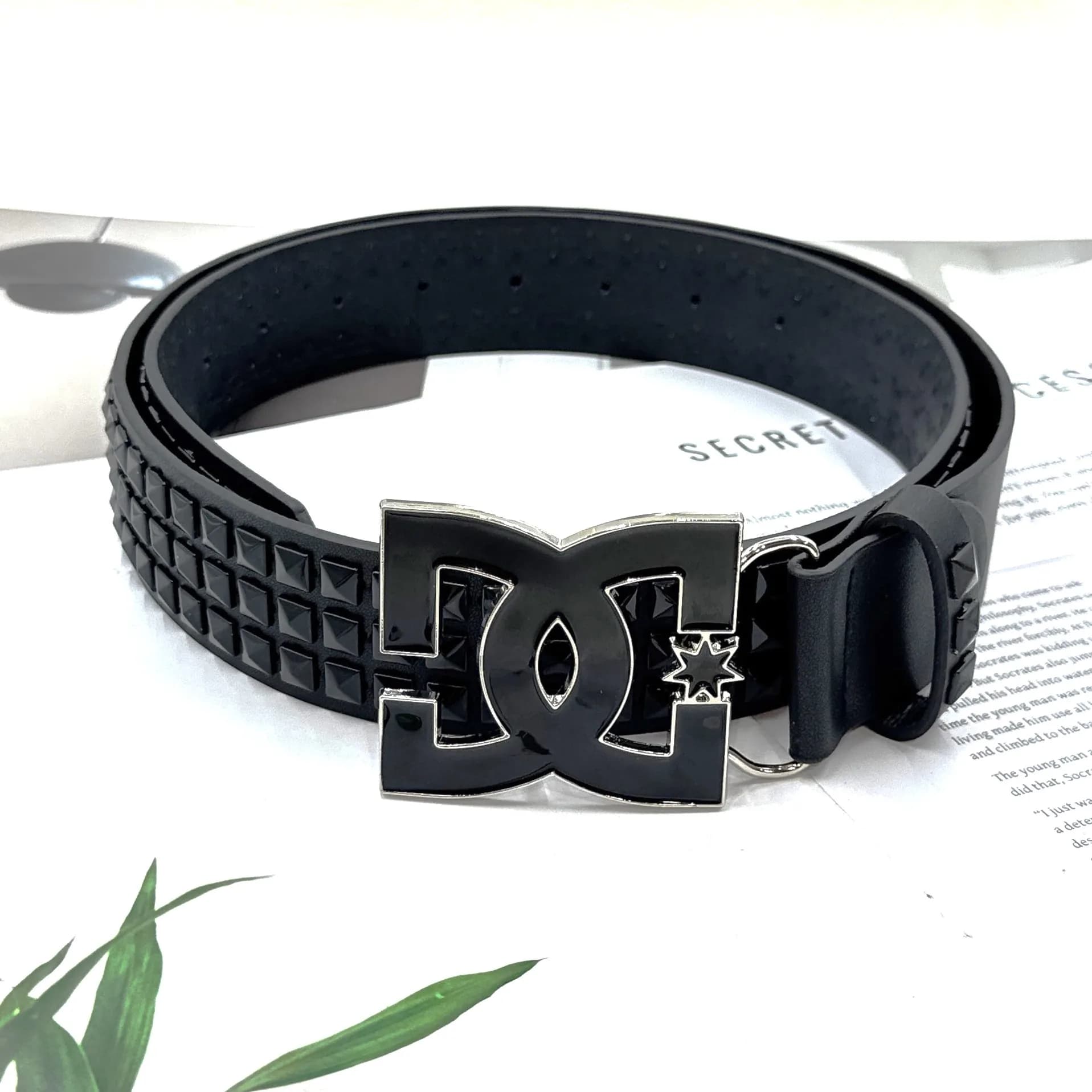 Cintura Punk di Lusso 2026 per Donna e Uomo – Stile Y2K, Design Borchiato, Alta Qualità, Fibbia in Metallo alla Moda, Accessorio Versatile