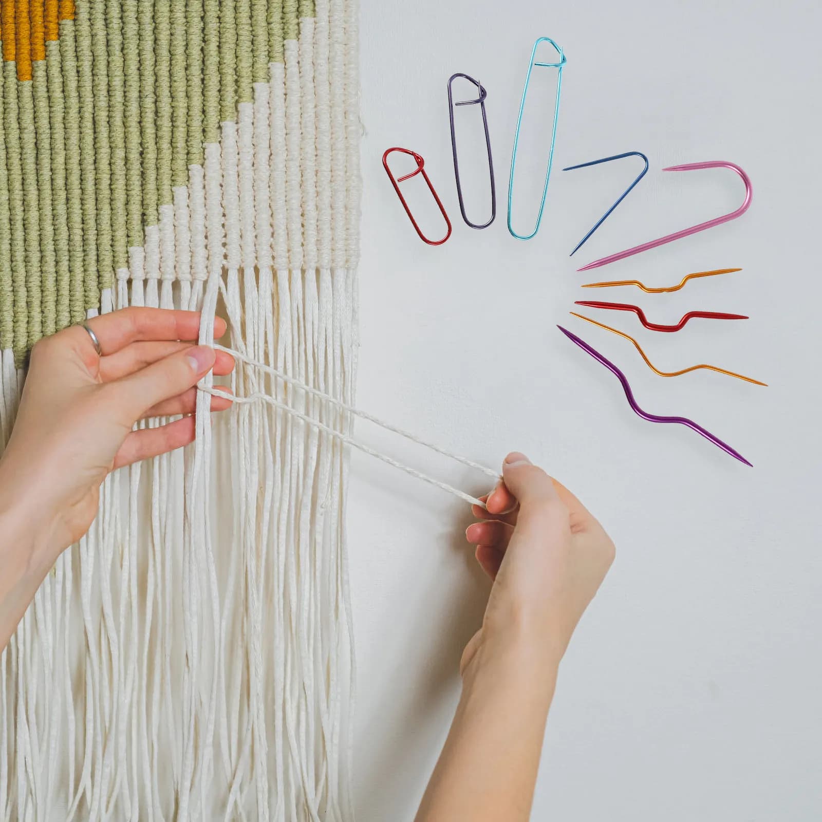Set di 9 Uncinetti Colorati in Alluminio Premium, Strumenti per Lavoro a Maglia per Principianti ed Esperti, Regalo Perfetto per Mamma, Zia, Amiche