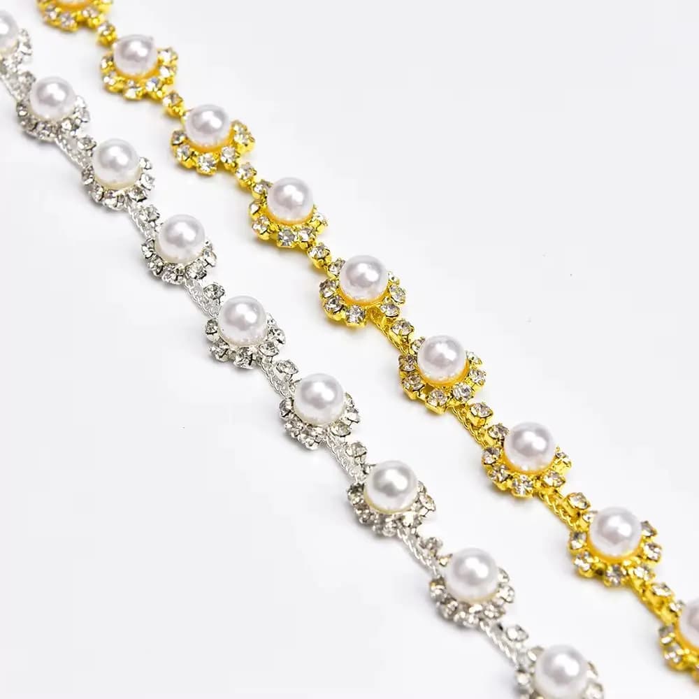 Catena decorativa con strass rotondi da 1 cm, perle e fiori, base argento/oro, per abbigliamento, cinture, decorazioni per abiti eleganti, scarpe, borse e ornamenti fai da te.