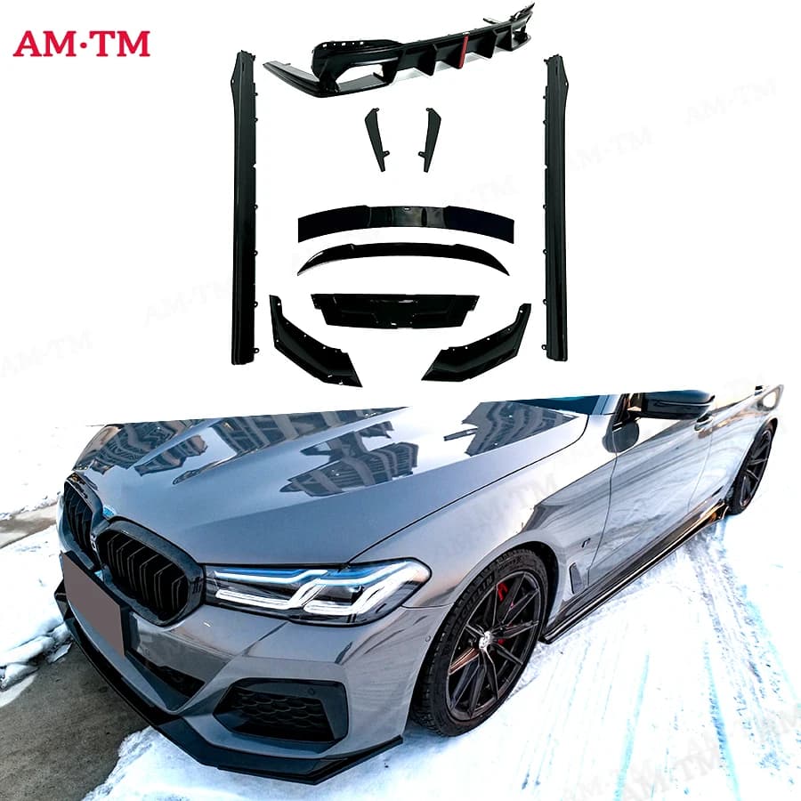 Kit carrozzeria completo per BMW Serie 5 G30 2018+ con splitter anteriore nero lucido, minigonne laterali con luci LED, diffusore posteriore e splitter laterali.