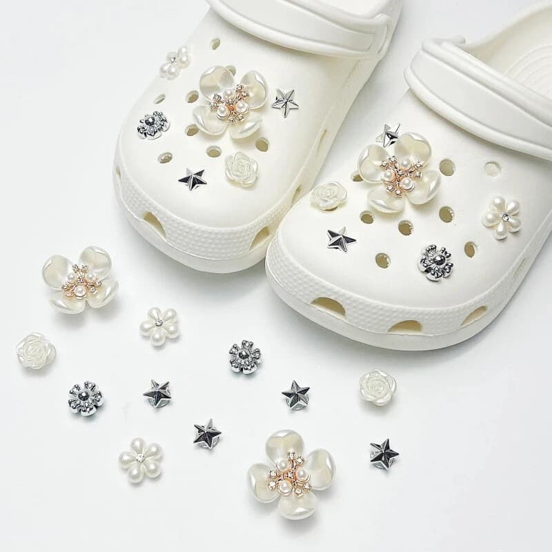 Fashionable shoe accessory set, with a shoe chain clasp, removable, suitable for sandals and flip-flops.