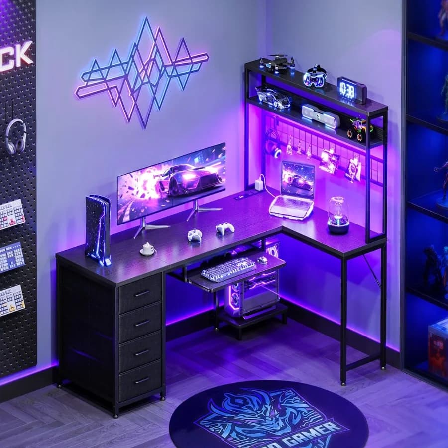 Scrivania a L da 59 pollici con 4 cassetti, scrivania da gaming con luci LED e prese di corrente, scrivania per computer con pannello forato e tastiera