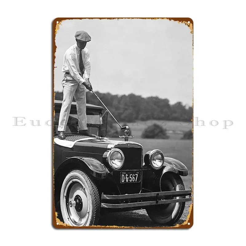 Golfer Teeing Off On Top Of A Car in bianco e nero Vintage Golf Poster Metal platform Bar Designs targa in latta