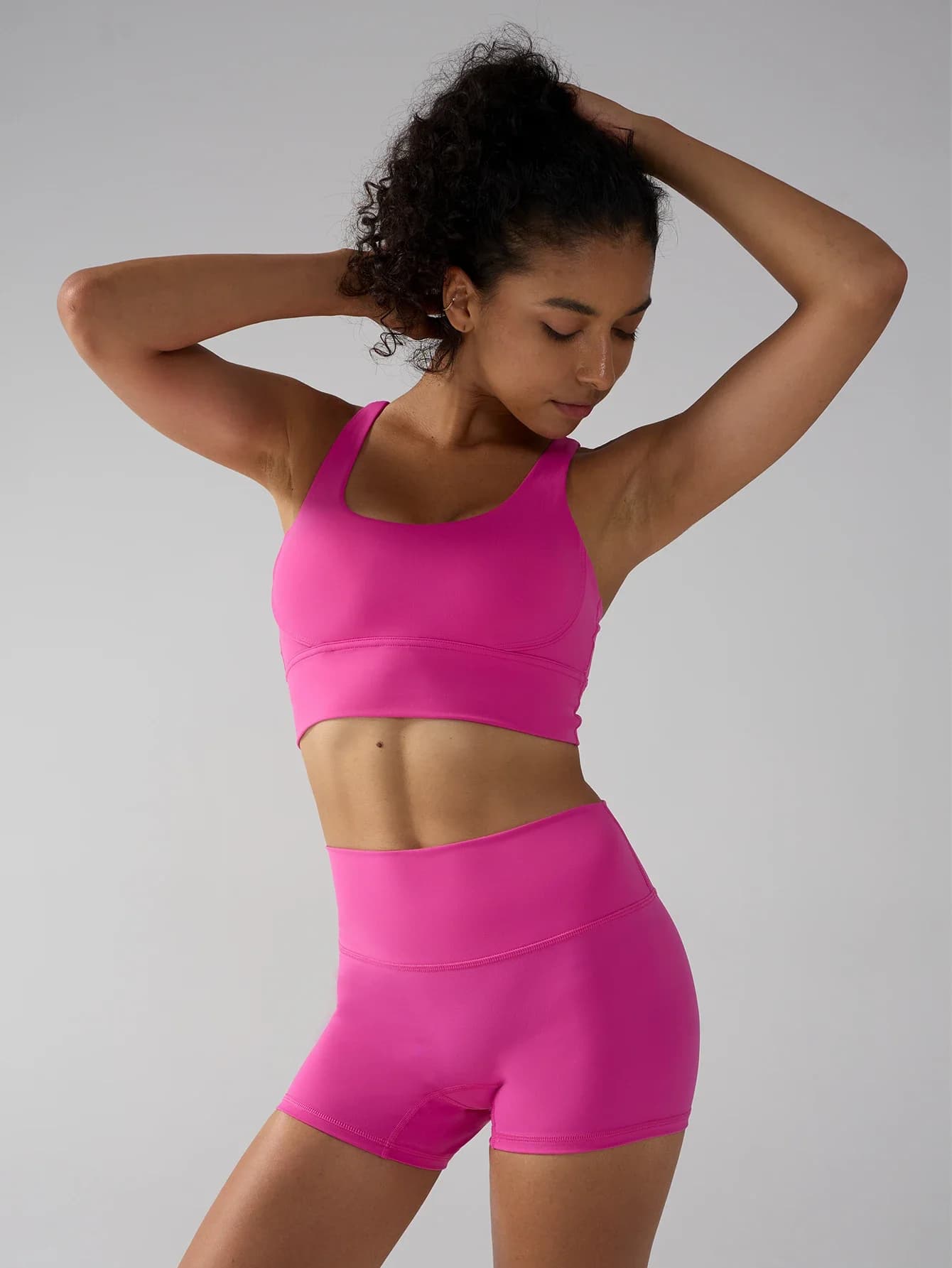 Women's yoga set in 2 pieces, high waist elastic yoga bra with cross design on the back and matching yoga shorts for fitness, cycling and racing
