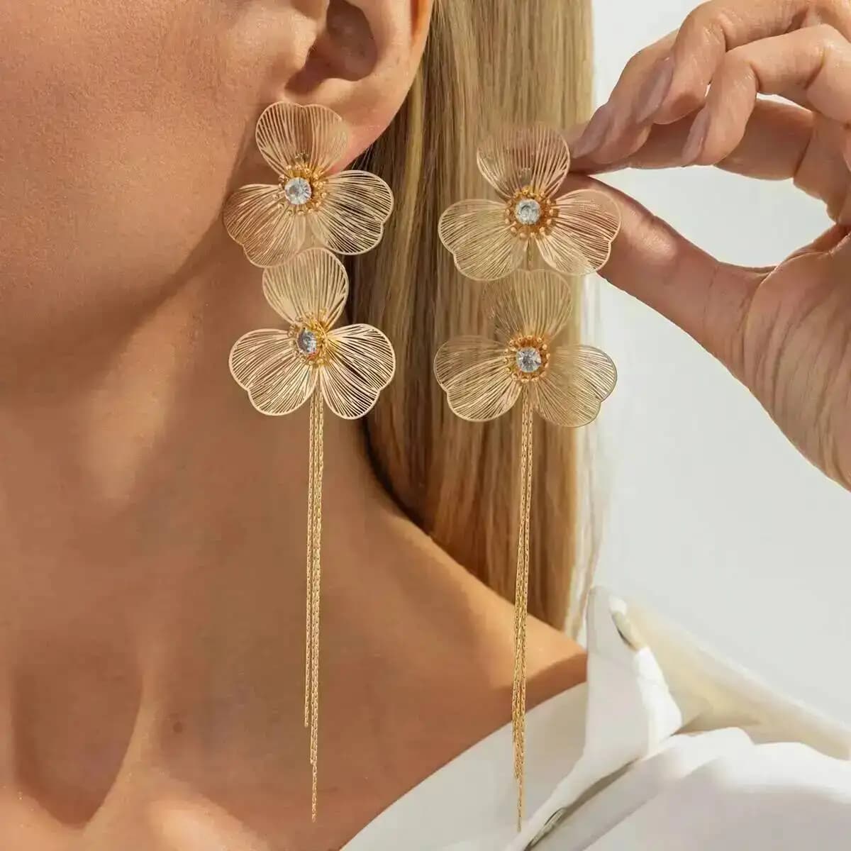Lacteo Orecchini pendenti eleganti romantici con petali lunghi e nappe per le donne Orecchini piercing squisiti alla moda Regali di gioielli di Capodanno