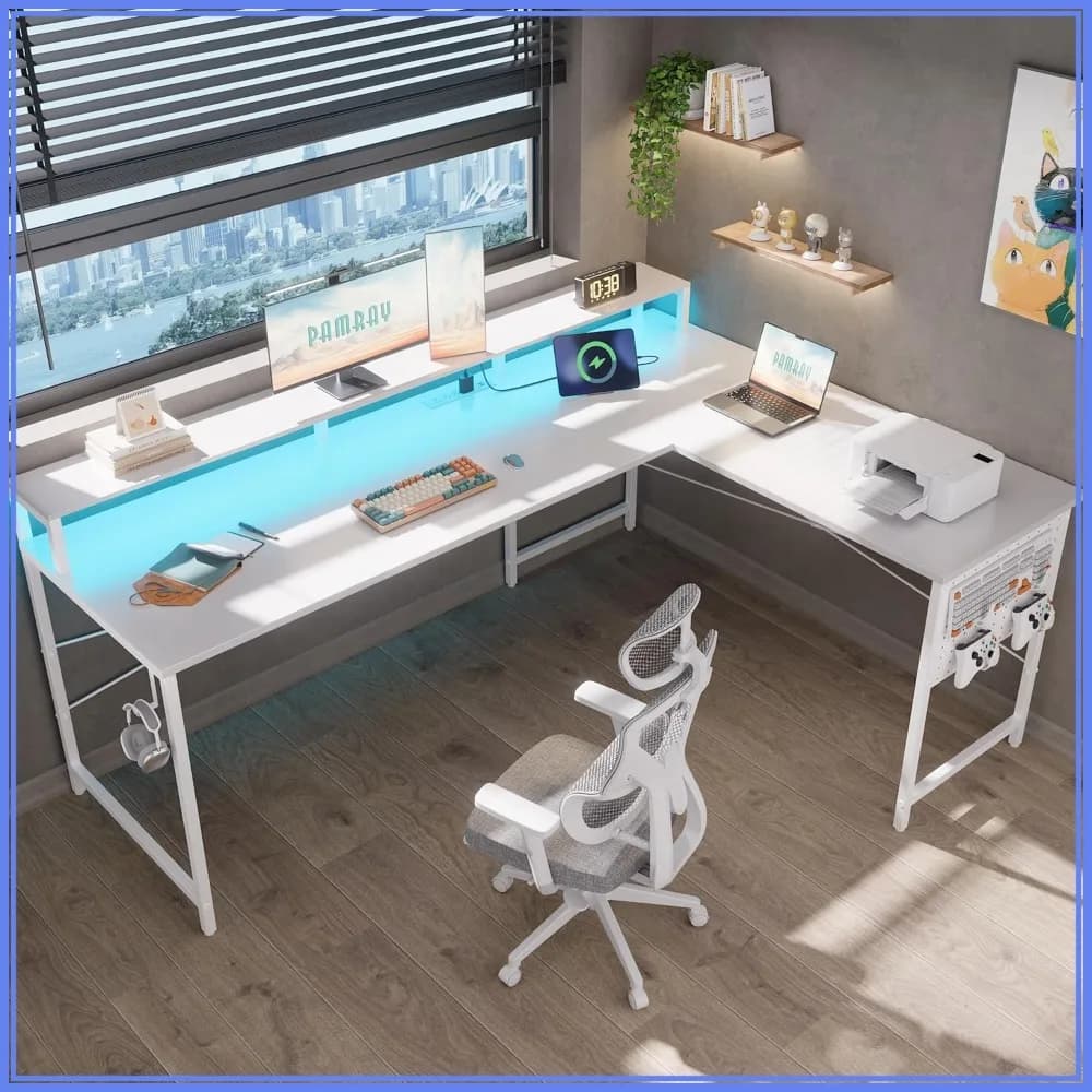 Scrivania da Gaming a L da 64 Pollici con Prese di Corrente e Luci LED, Scrivania Angolare per Computer con Supporto Monitor e Pannello Forato, Bianca