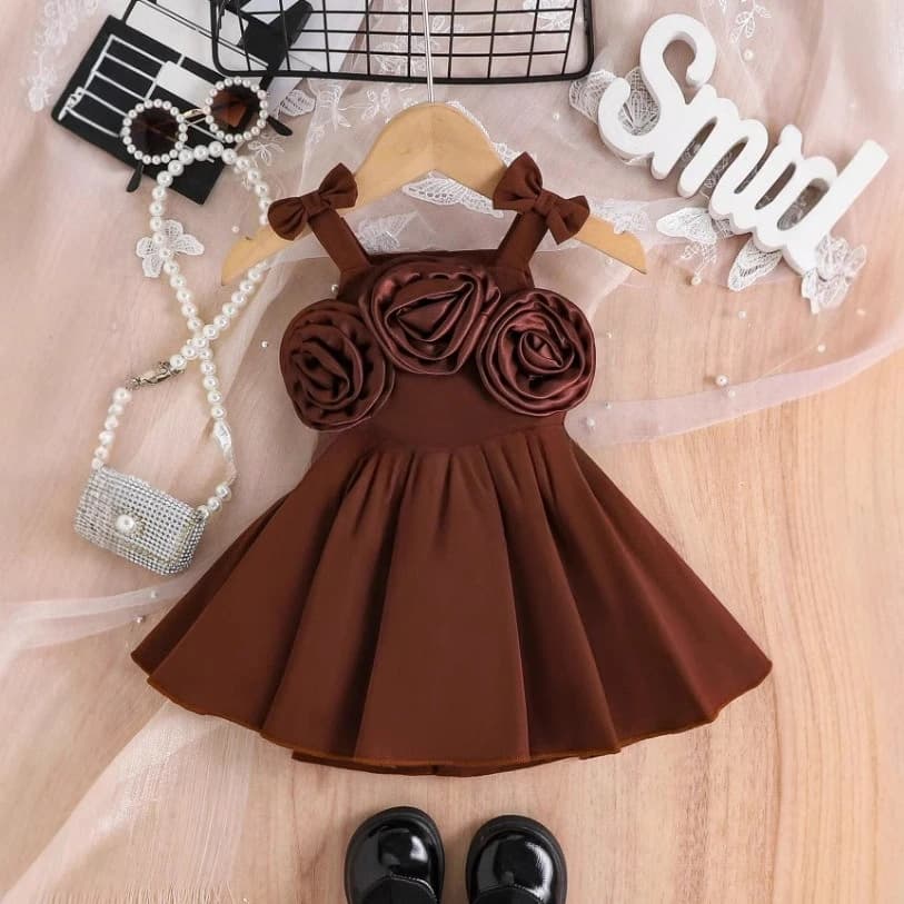 Kid Girl Exquisite Baby Set in due pezzi Abito con fionda marrone scuro Fiocco sulla spalla Gonna elegante per bambini con fiore tridimensionale sul petto