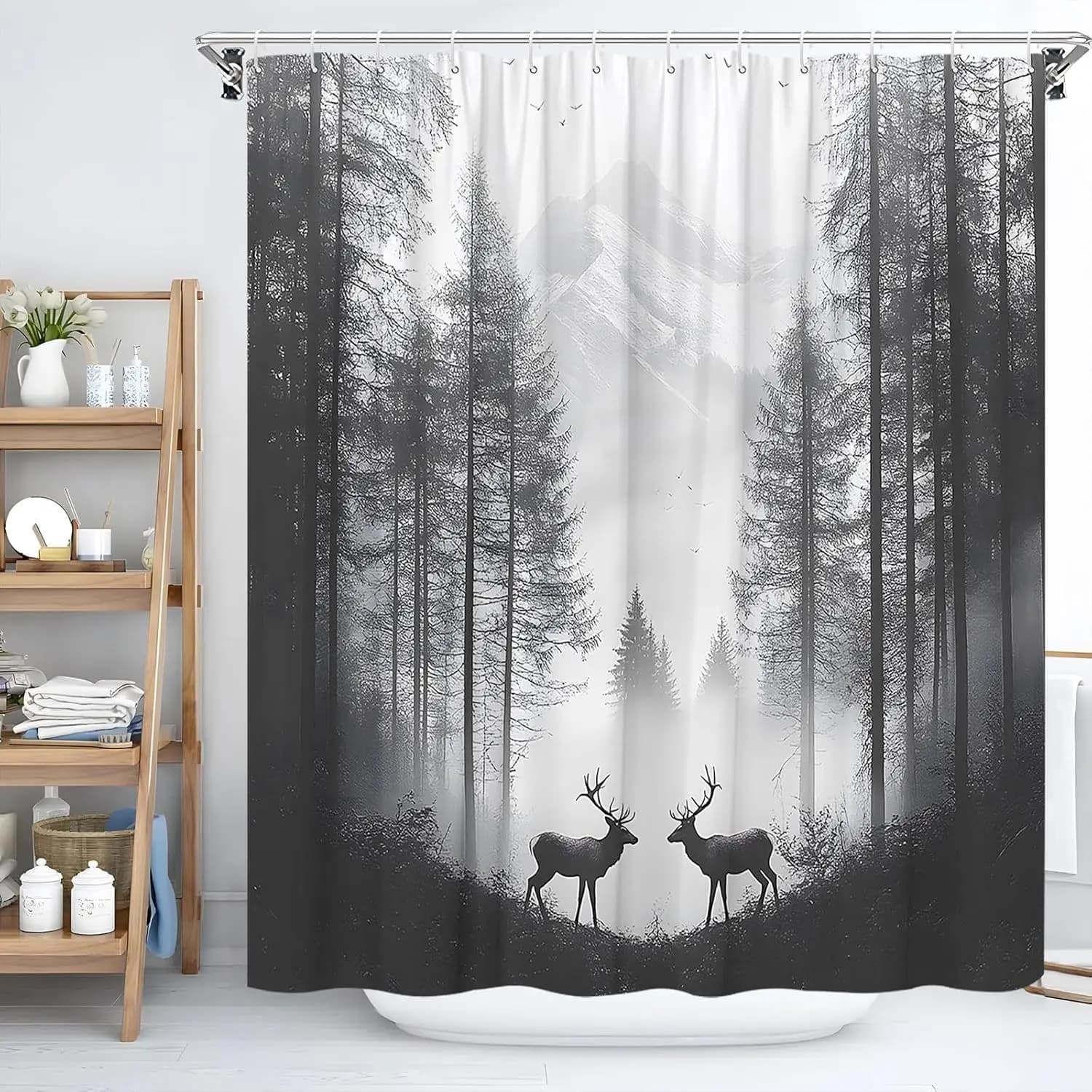 Tenda da doccia con cervo foresta Montagni nebbiosi grigi Pino Fauna selvatica Alce Caccia all'orzo Cabina rustica all'aperto Lodge Natura Paesaggio