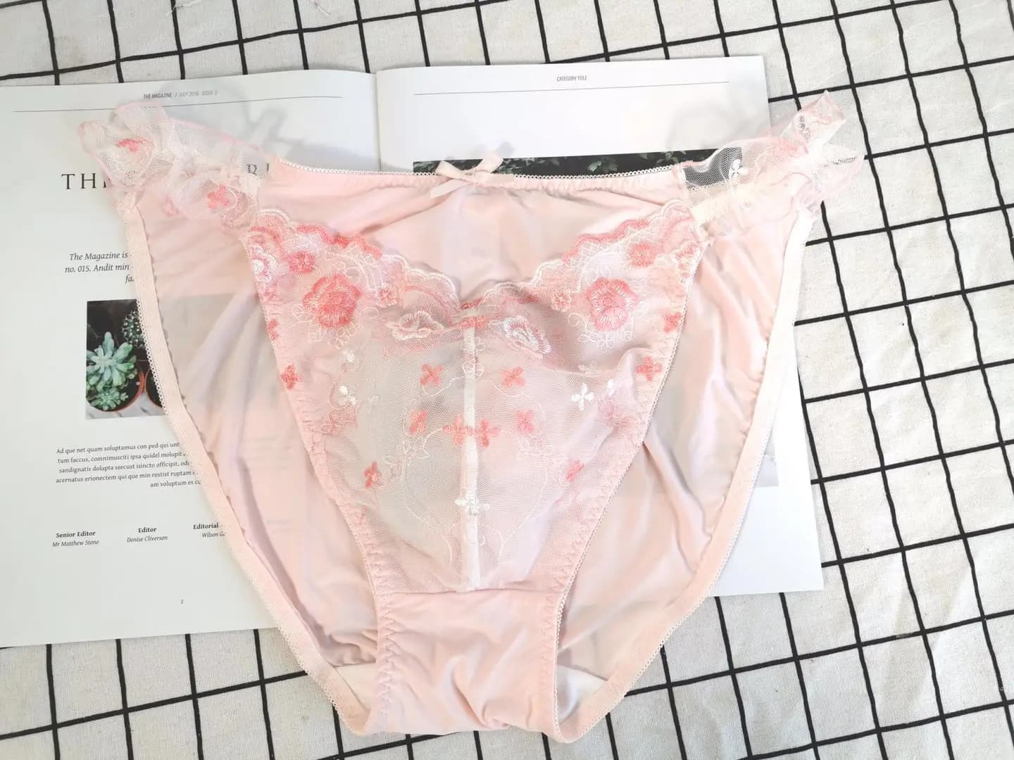 Sexy men's briefs in ice silk lace, comfortable, elastic, soft, breathable, medium waist, with youthful floral print
