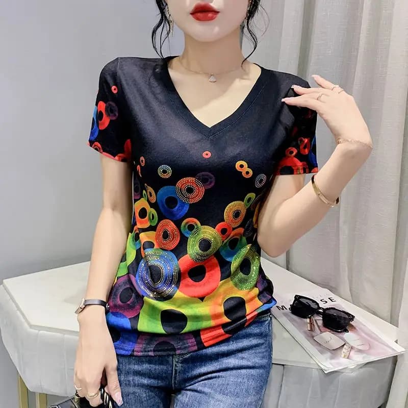 T-shirt con scollo a V stampata personalizzata nuova estate 2025 per donna Top slim con diamanti in ferro alla moda a maniche corte