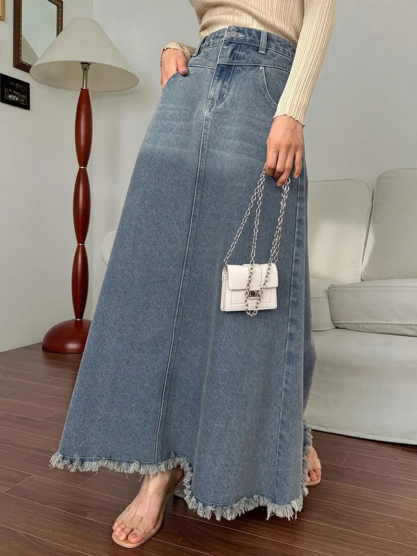 Gonna lunga in denim da donna a vita alta con orlo sfrangiato, bottoni frontali e tasche